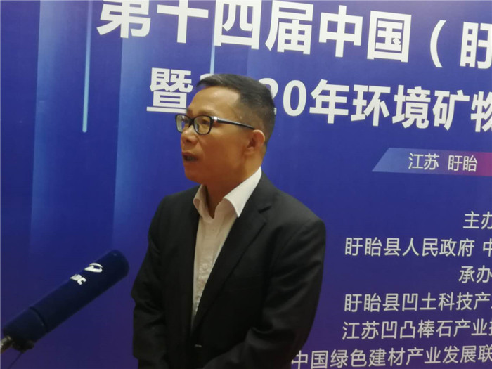 接受電視臺采訪_副本.jpg 接受電視臺采訪_副本.jpg